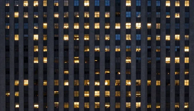 娄底网站建设：选择自建与外包的优劣比较