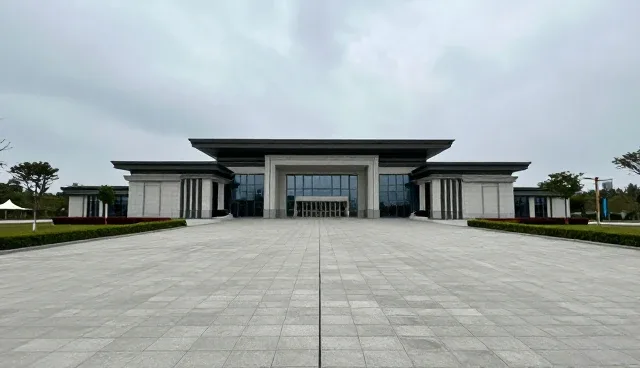 海南网站设计:自主开发与外包服务的取舍分析